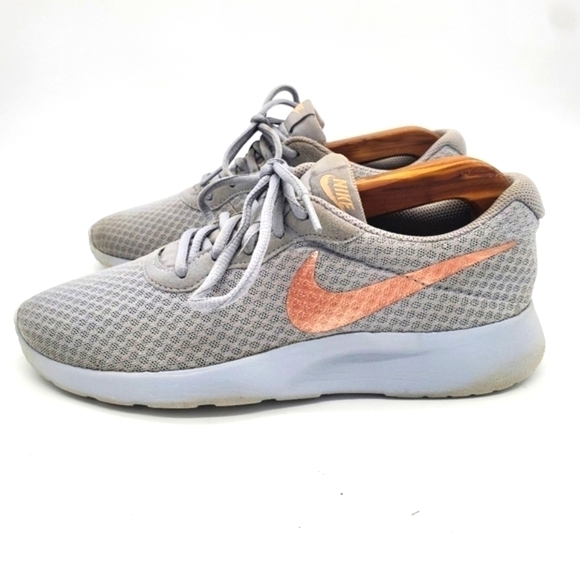 Nike Tanjun Gray Rose Gold Metallic Running Training Shoes Womens Size 8 - Picture 1 of 11